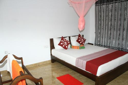 锡吉里亚内密民宿的卧室配有床、椅子和窗户。