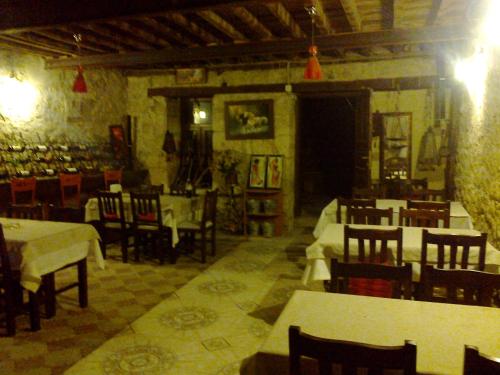 塔索斯奥斯曼利马尔科帕夏酒店的一间在房间内配有桌椅的餐厅