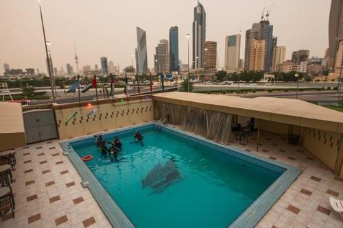 科威特科威特欧陆酒店的一座城市建筑顶部的游泳池