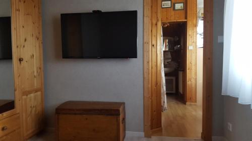 库克斯港Ferienhaus Weiser的客厅的墙上配有平面电视。