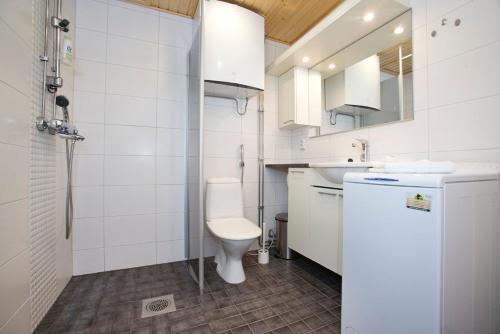 罗瓦涅米帕罗尼洛瓦观光公寓的白色的浴室设有卫生间和水槽。