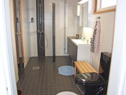 库萨莫Villa Porkka的带淋浴、卫生间和盥洗盆的浴室