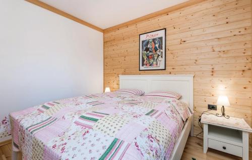 洛克维Apartment Vila Lokve的一间卧室设有一张床和木墙
