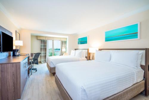 拿骚拿骚智选套房假日酒店的酒店客房设有两张床和一台平面电视。