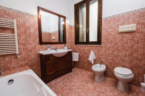 蒙德罗LuminHouse Mondello Zibibbo的带浴缸、卫生间和盥洗盆的浴室
