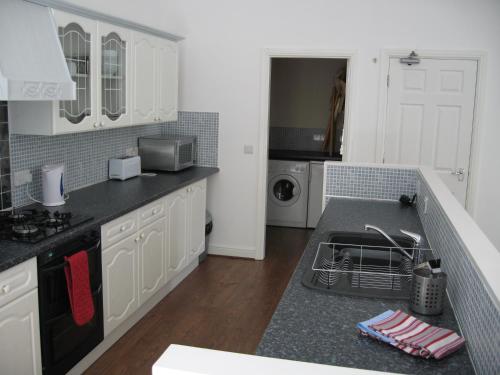 泰德斯韦尔Litton Mill Apartment的一个带水槽和洗碗机的厨房