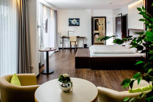 萨尔茨贝根博尔特酒店的酒店客房,配有床和桌椅