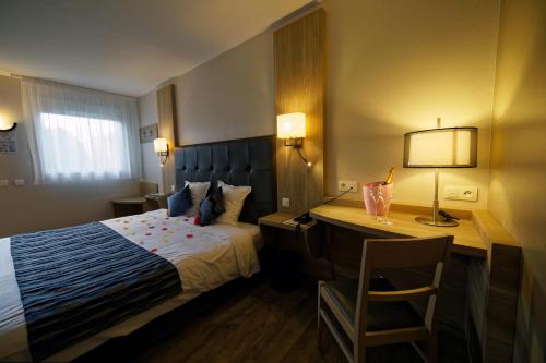马图格国际之家奥贝奇莫森的酒店客房配有一张床、一张桌子和一把椅子。