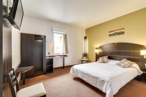 拉布雷德莱拉斯阿肯纳布雷德酒店的酒店客房设有一张大床和一台电视。