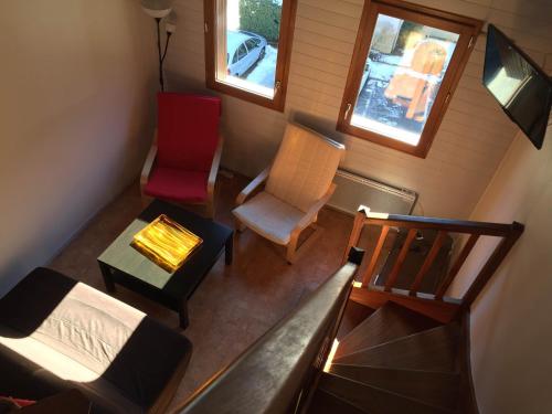 巴涅尔-德吕雄Appartement Duplex的享有客厅的顶部景致,客厅配有沙发和椅子