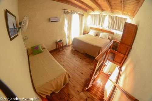 皮拉米德斯港De Luna的一间卧室配有一张床,房间设有楼梯