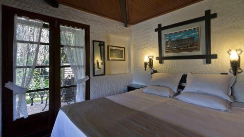 佩尼多不列颠尼亚酒店的一间卧室设有一张大床和一个窗户。
