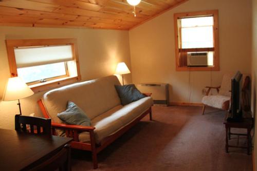 腓尼基Phoenicia Lodge的客厅配有沙发和桌子