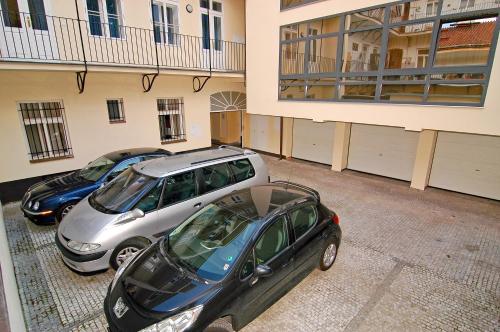 布拉格艾卡特罗安杰利酒店的三辆车停在大楼前的停车场