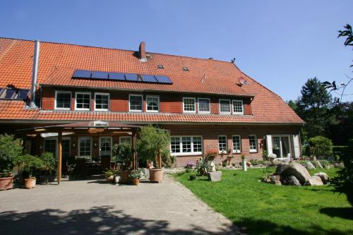 翁德洛Garbers-Hof的屋顶上设有太阳能电池板的红砖房子