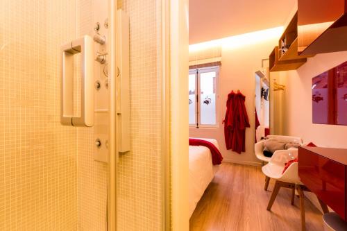 布鲁日阿斯内洛床和早餐的小房间设有一张床和一间浴室