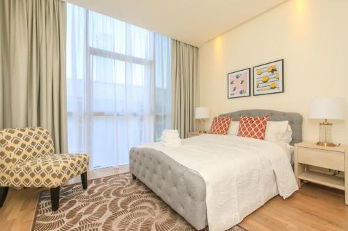 Largest 2BR Family Suite w Maid's Room, City Walk客房内的一张或多张床位