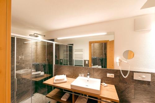 维拉奥通Hotel Foestlerhof的一间带水槽和淋浴的浴室