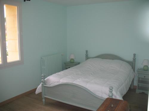 TeuillacLes Gites Du Chardon的卧室配有白色的床和窗户。