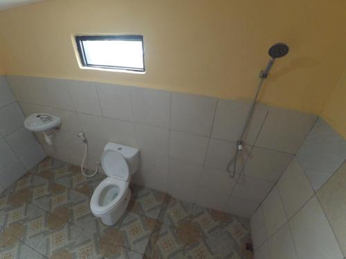 森纳儒伊莲民宿的一间带卫生间、窗户和淋浴的浴室