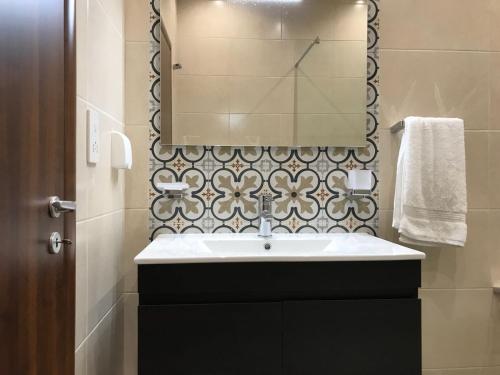 泽布季Azure Cottage的一间带水槽和镜子的浴室