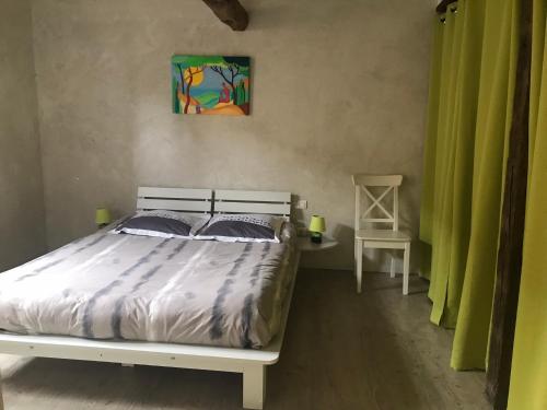 SenouillacLa Maison De Chloe的卧室配有白色的床和椅子