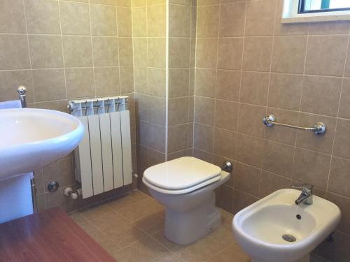 PalazzoCasa Luisa的浴室配有白色卫生间和盥洗盆。