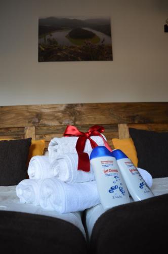 CaminomoriscoLas Estrébedes Casa Rural的长沙发上带弓的滚毛巾