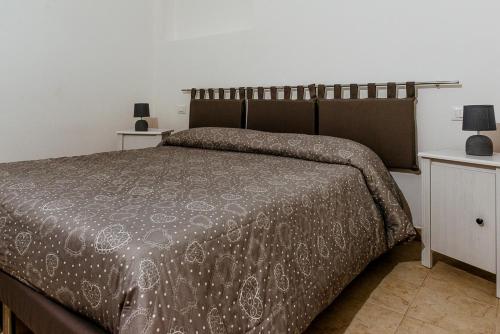 阿尔贝罗贝洛A due passi dal Centro的一间卧室配有一张带棕色棉被的床