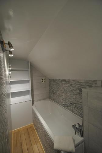 La Chaux-du-Dombief埃里松旅馆的带浴缸和盥洗盆的浴室