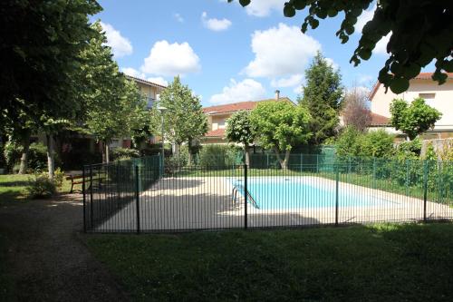图卢兹Lespinet的院子中游泳池周围的围栏