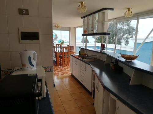 阿尔加罗沃Condominio Altos de Mirasol II的厨房配有黑色台面,享有海景