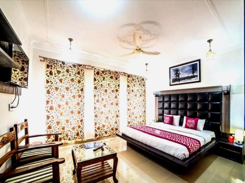 斯利那加Hotel Ash Vale的一间卧室配有一张大床和一张桌子