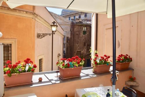 罗马库尔罗马公寓的窗户上种满鲜花的阳台
