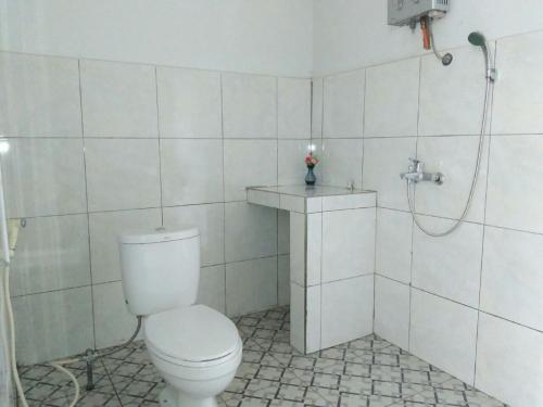 纳闽巴霍CF科莫多酒店的白色的浴室设有卫生间和淋浴。