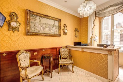 罗马弗吉尼亚酒店的一间设有两把椅子的房间和一间墙上有照片的酒吧
