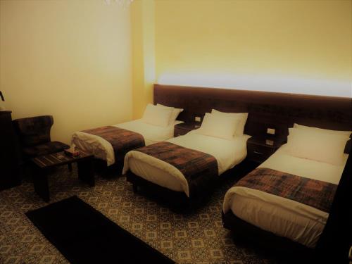 扎赫勒La Place Hotel的酒店客房,配有两张床和椅子