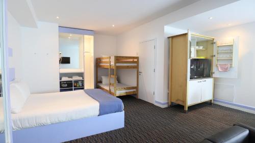 切尔滕纳姆柑橘酒店 - 康帕斯酒店集团客房内的一张或多张床位