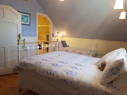 阿德莱德清水湾别墅住宿加早餐旅馆的一间卧室配有两张带蓝白色床单的床