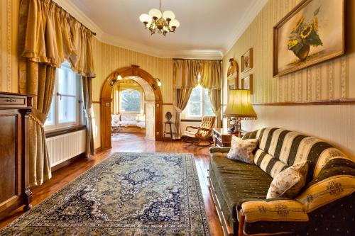 Oborniki ŚląskiePałac Brzeźno Spa & Golf的带沙发和地毯的客厅