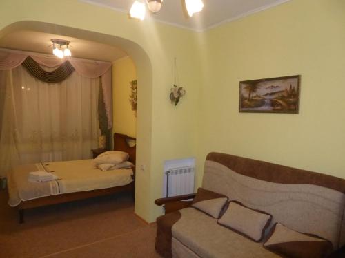 特鲁斯卡韦茨Мини-отель "Ольга"的客厅配有沙发和1张床