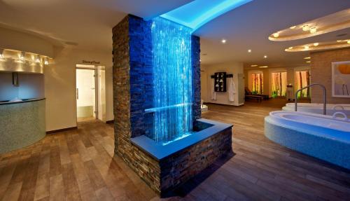 明斯特凯撒霍夫酒店的浴室设有蓝色玻璃大浴缸