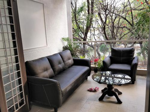 浦那Bauhinia的客厅配有沙发、椅子和桌子