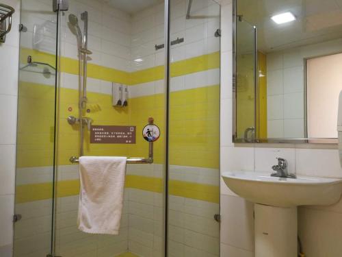 7天优品·北京东直门机场快轨站店的一间浴室