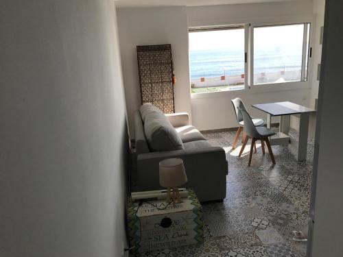 NUEVO APARTAMENTO EN PRIMERA LÍNEA DE PLAYA的休息区