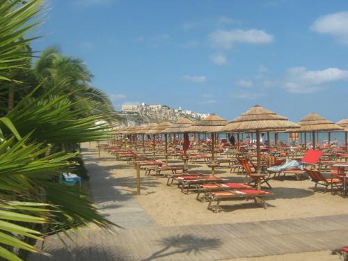 维耶斯泰Villa Medina的沙滩上的一把椅子和遮阳伞
