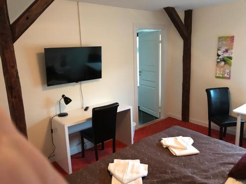 帕兹堡弗洛斯勒克鲁酒店的客房设有书桌、电视和椅子。