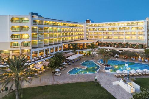帕福斯康斯坦丁诺雅典娜皇家海滩酒店的享有酒店空中美景,设有游泳池