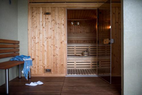 波亚克城堡考尔德宜兰-巴盖尔斯酒店的浴室里设有玻璃门淋浴