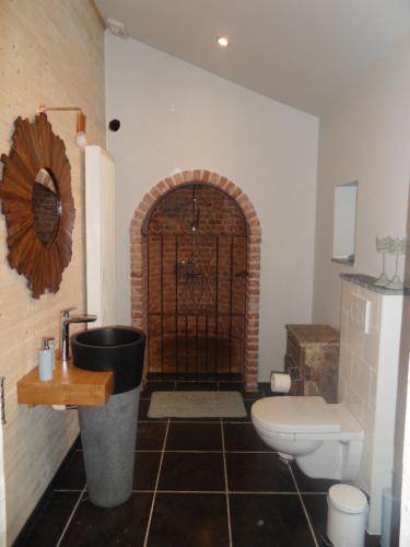Sint-Maria-Lierde洛吉蒙特住宿加早餐旅馆的一间带卫生间的浴室和一间带门的浴室